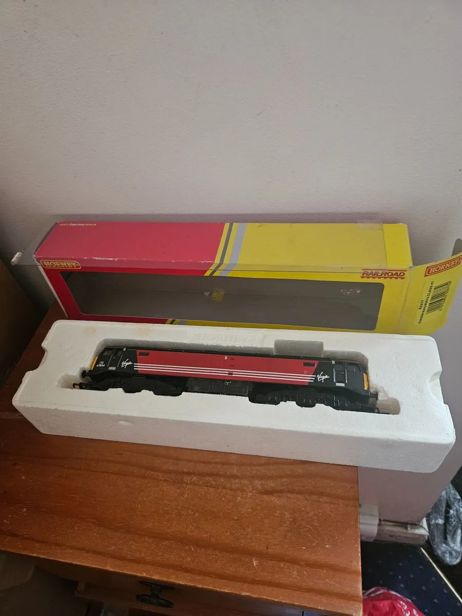Hornby OO Gauge Class 47 Virgin Train - Image 1