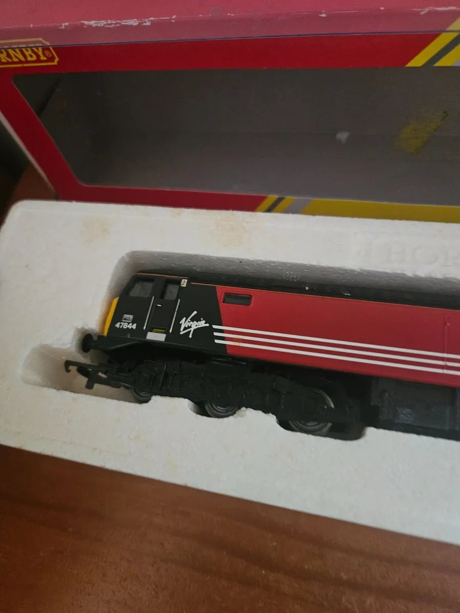 Hornby OO Gauge Class 47 Virgin Train - Image 4