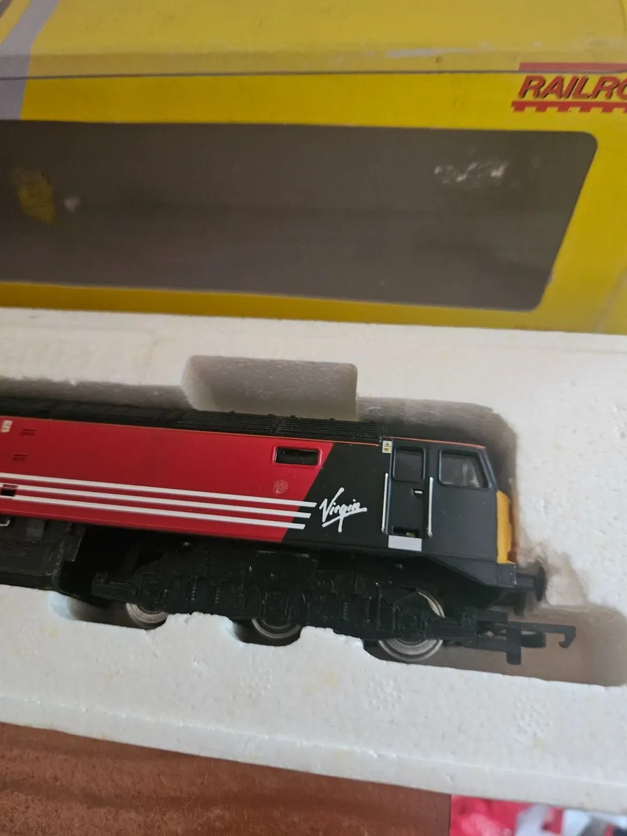 Hornby OO Gauge Class 47 Virgin Train - Image 2