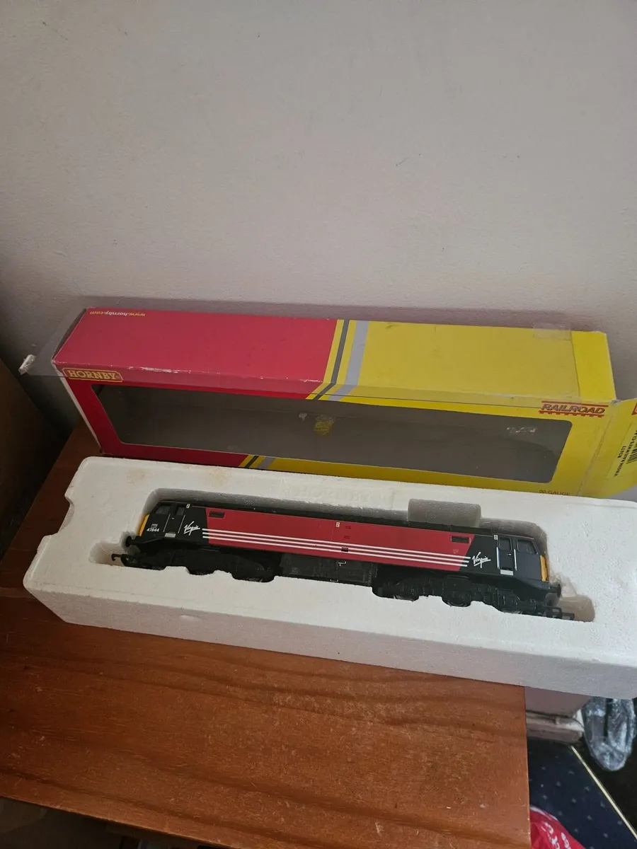 Hornby OO Gauge Class 47 Virgin Train - Image 3