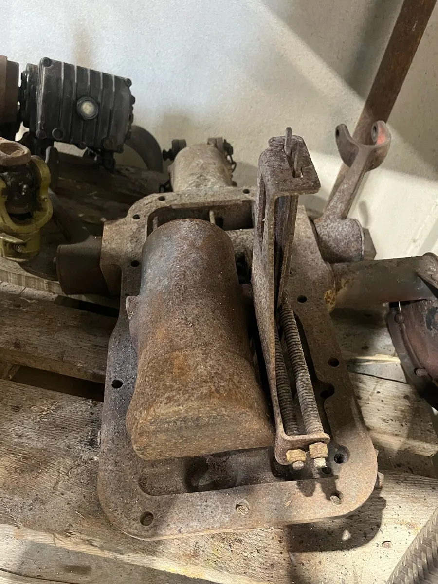Massey Ferguson 35 35 x  hydraulic lid - Image 3