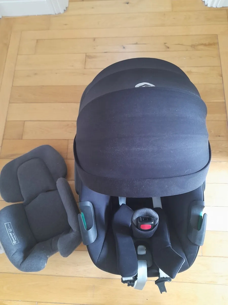Maxi Cosi Pebble 360, Pearl 360 and isofix base - Image 1