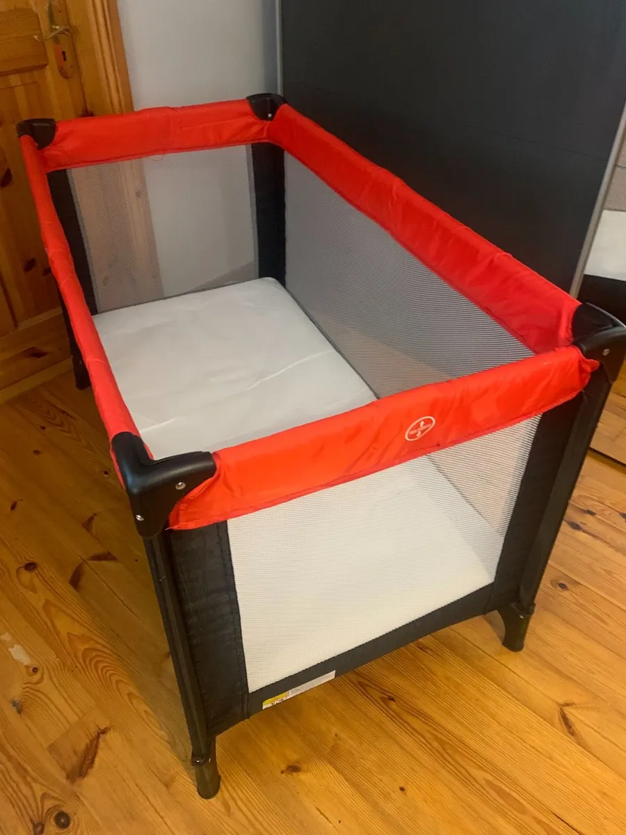 Travel cot/playpen/ changing area - Image 4