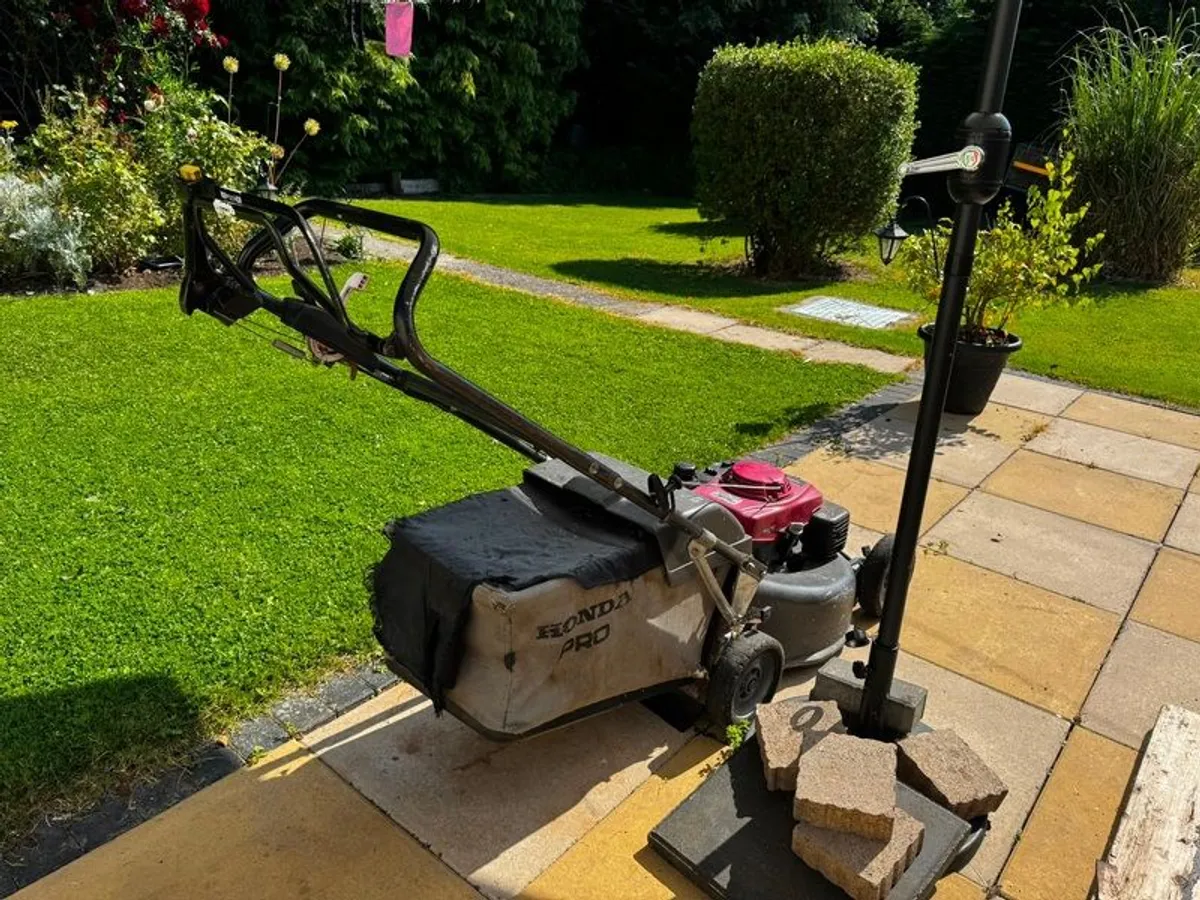 Honda Petrol Lawnmower - Image 2