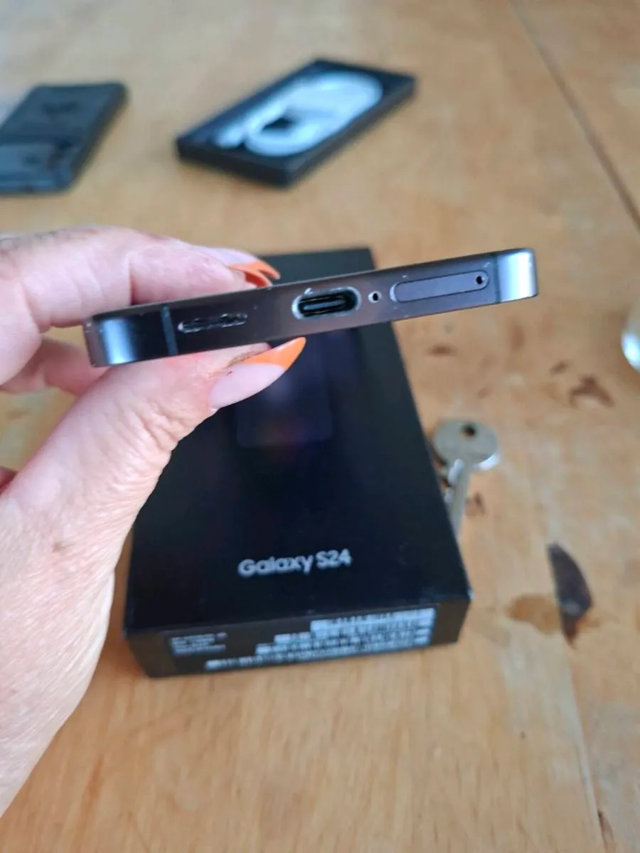 Samsung Galaxy 24 - Image 4
