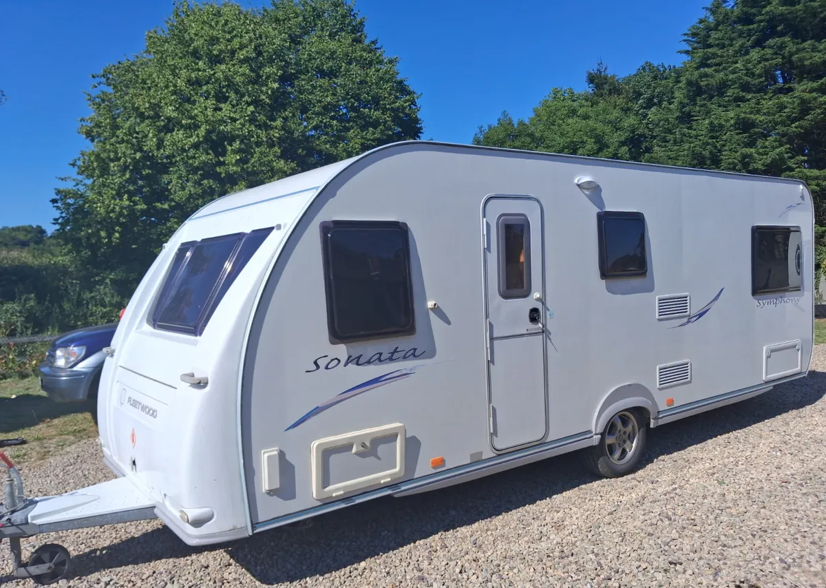 Fleetwood sonata 6 berth fixed bed caravan - Image 1