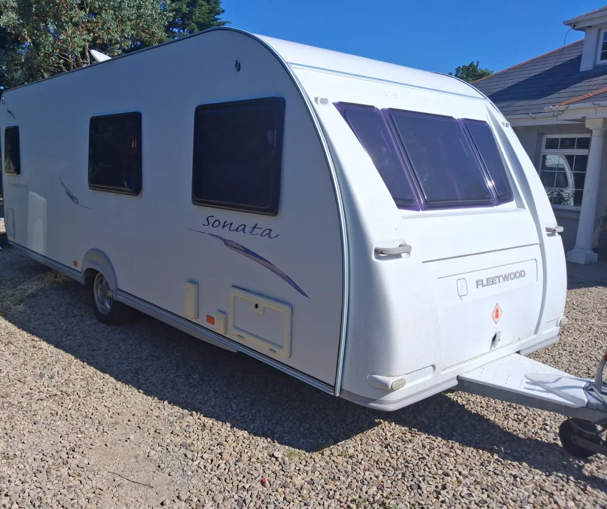 Fleetwood sonata 6 berth fixed bed caravan - Image 3