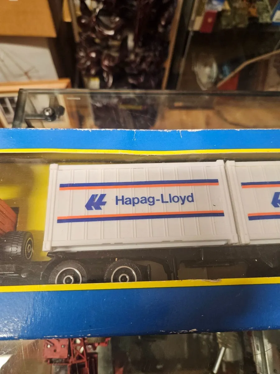 Corgi Hotwheels Mercedes Tractor Unit and Trailer - Image 4