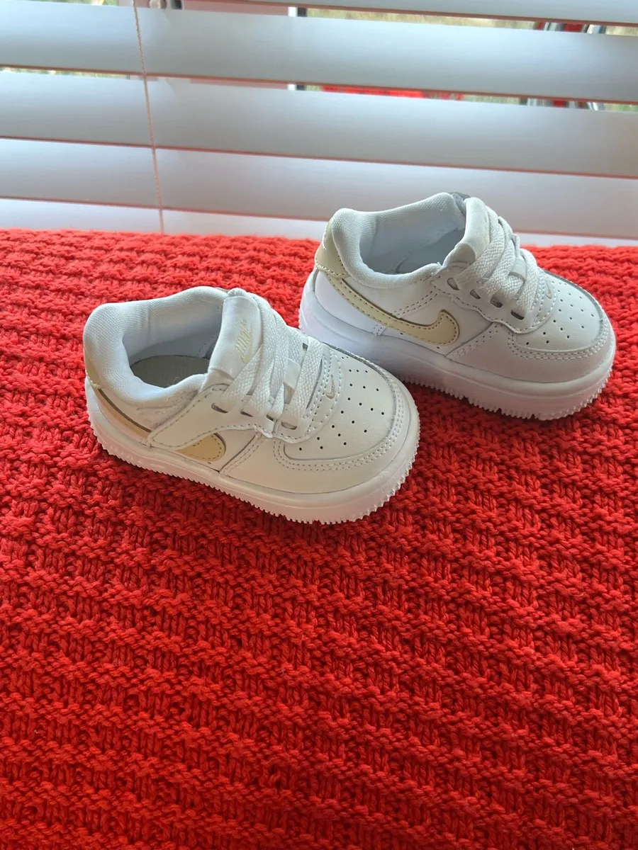 Boys / Girls Nike trainers size 2.5 €25 - Image 4