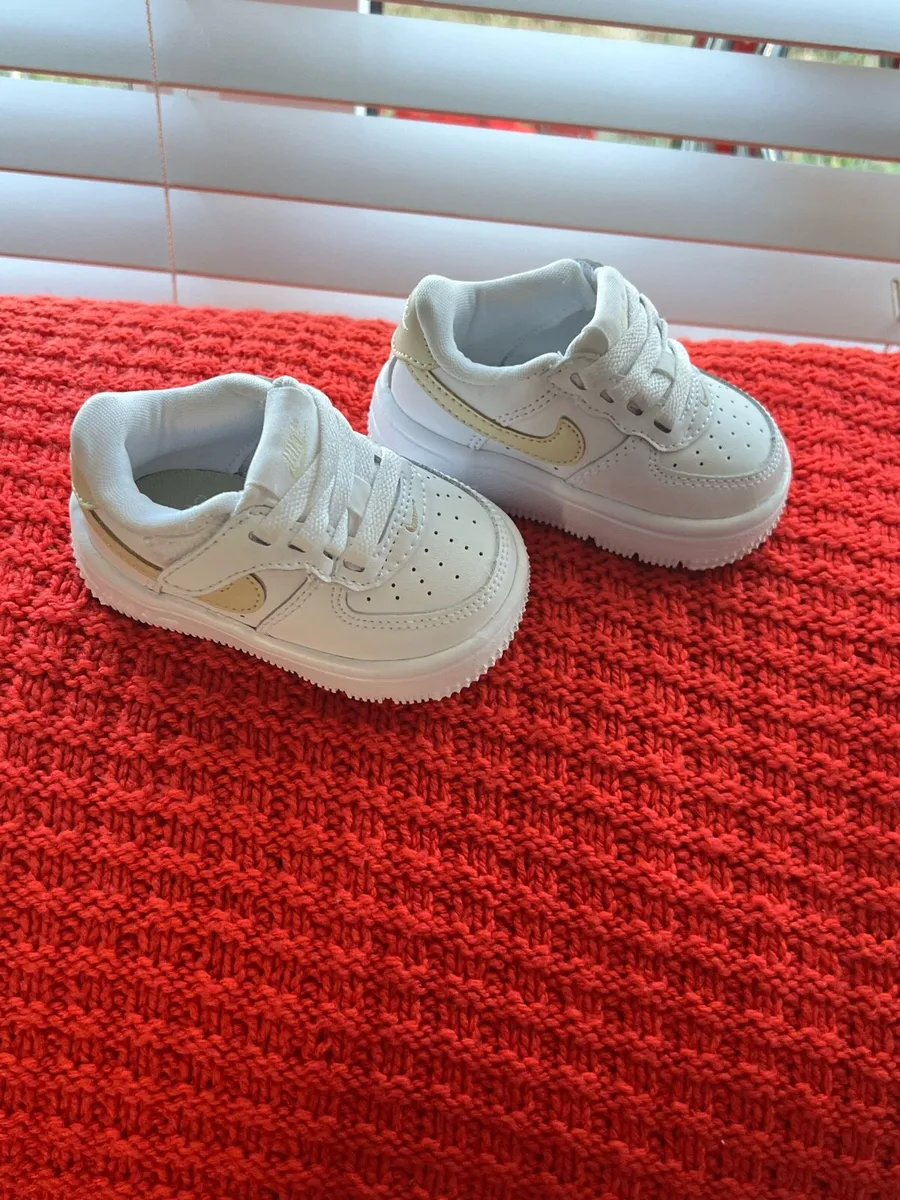 Boys / Girls Nike trainers size 2.5 €25 - Image 1