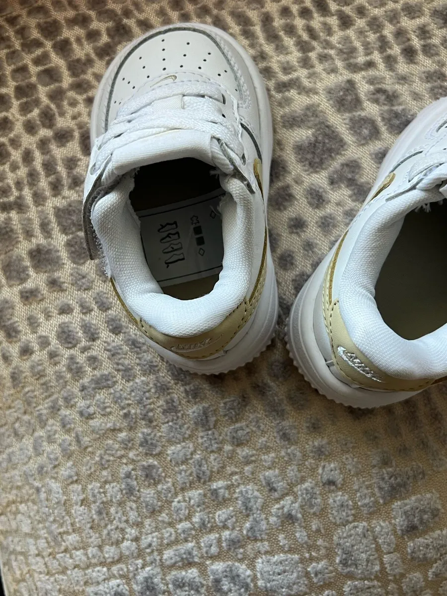 Boys / Girls Nike trainers size 2.5 €25 - Image 2