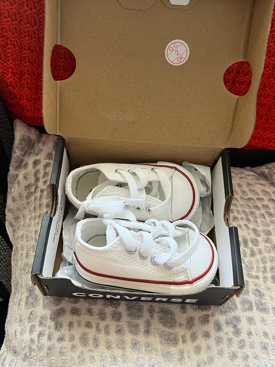 Girls / Boys converse trainers uk 2 €25 - Image 1