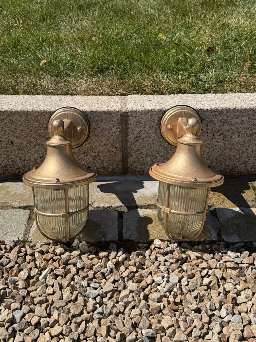 Outside brass lights - Image 1