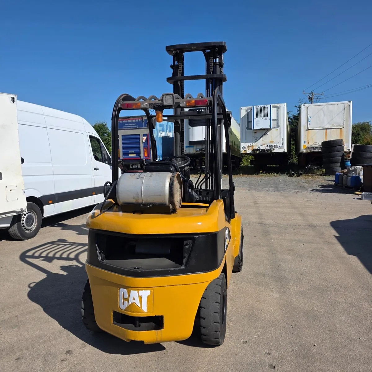 Caterpillar gas Forklift 3T - Image 1