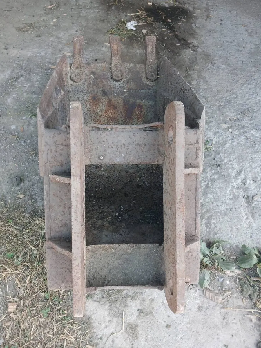 1 and a half foot digging bucket of ford digger - Image 1
