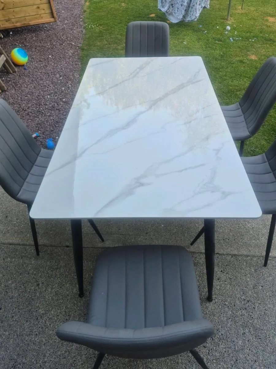 Table and 6 chairs - Image 1