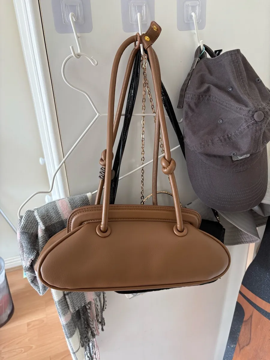 Leather shoulder bag