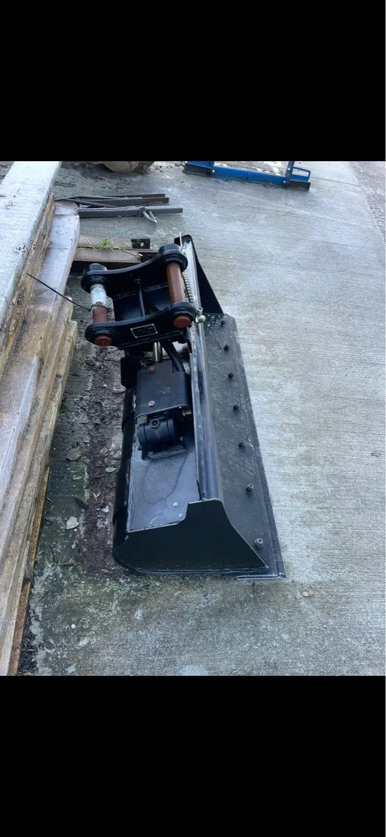 5 Ton Tilt Bucket - Image 2