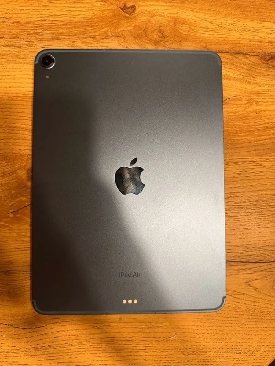 iPad Air 5 - Image 1
