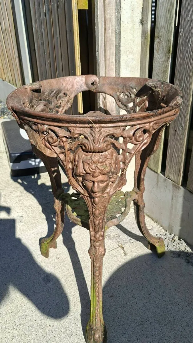 Vintage English cast iron pub table - Image 2