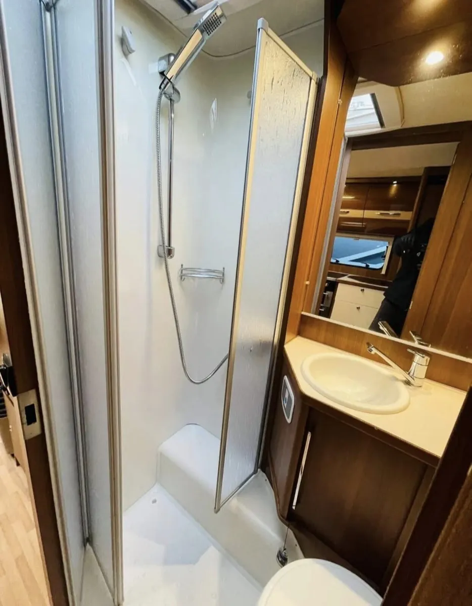 Lmc vip 595 2017 4 berth caravan 13300 - Image 3