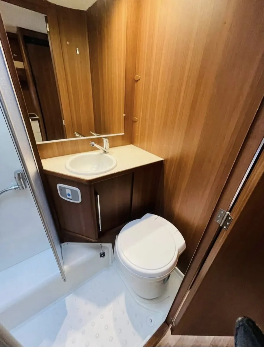 Lmc vip 595 2017 4 berth caravan 13300 - Image 4