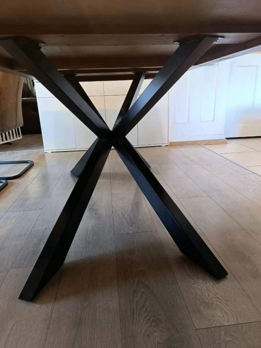 Table and chairs - Image 3