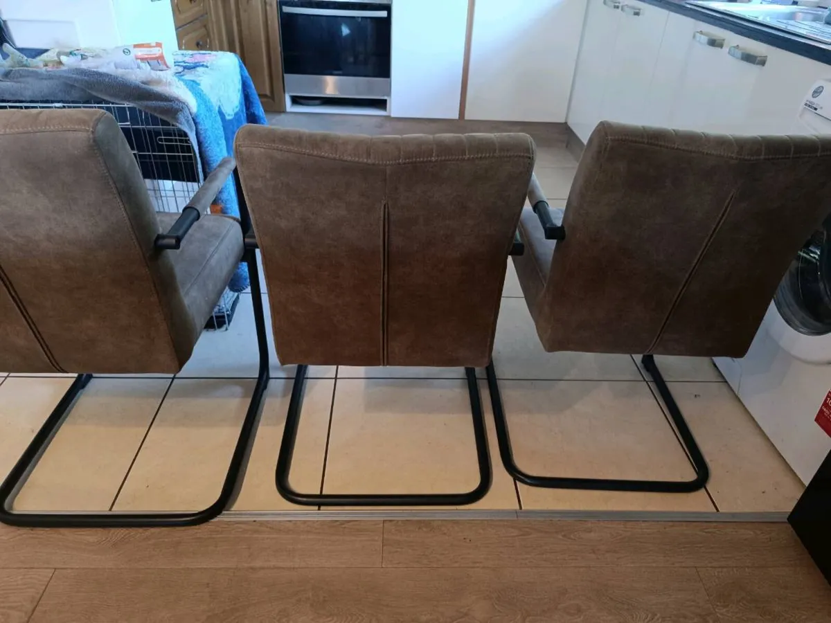 Table and chairs - Image 4