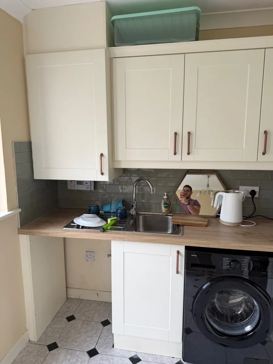 Kitchen cabinets and oven - Image 3