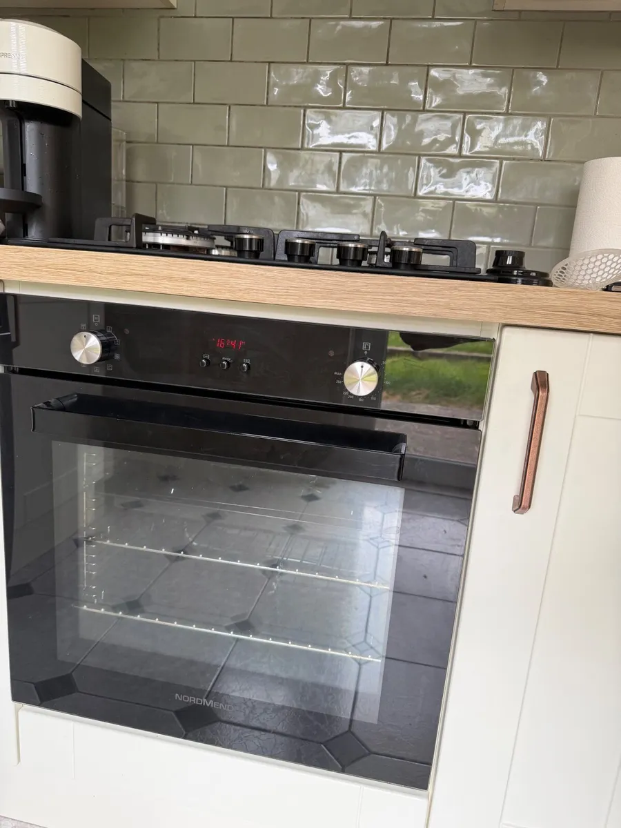 Kitchen cabinets and oven - Image 4
