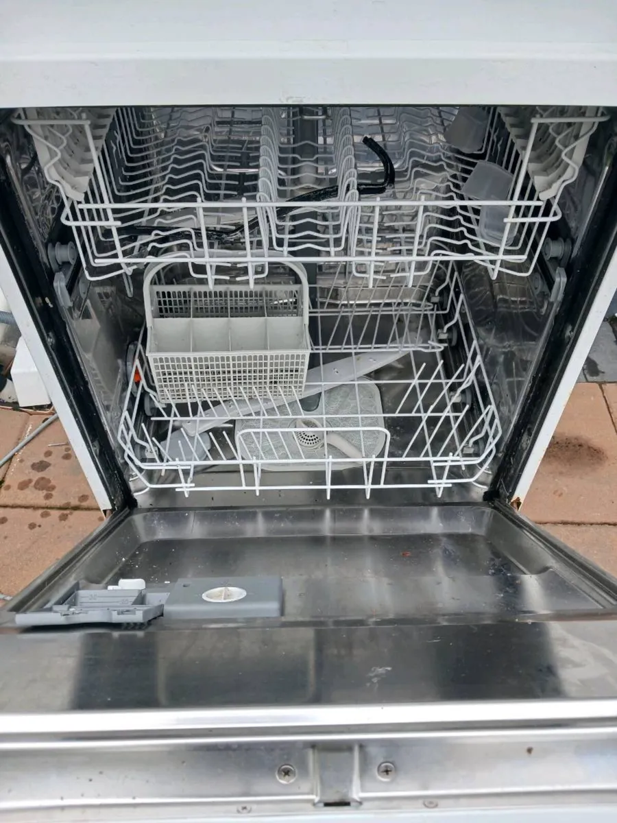 Dishwasher and electric cooker - Image 2