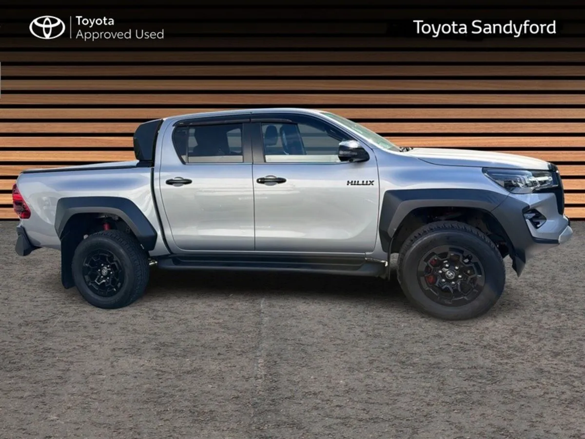 Toyota Hilux 2.8 GR SPORT AUTOMATIC // GR SPORT IN - Image 3