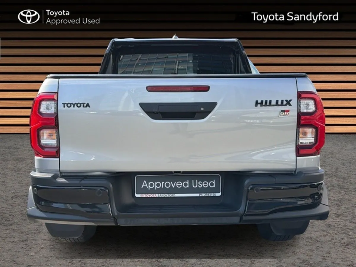 Toyota Hilux 2.8 GR SPORT AUTOMATIC // GR SPORT IN - Image 4