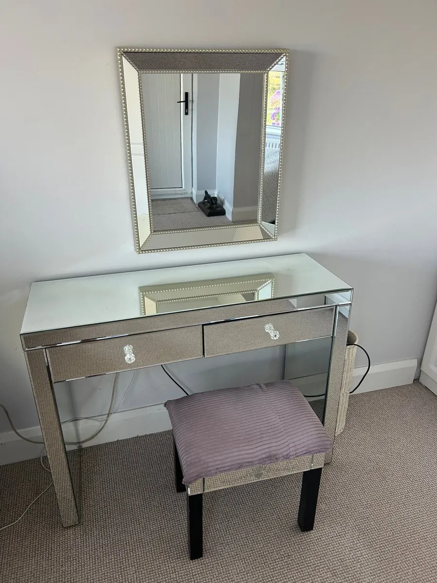 Dressing table - Image 1