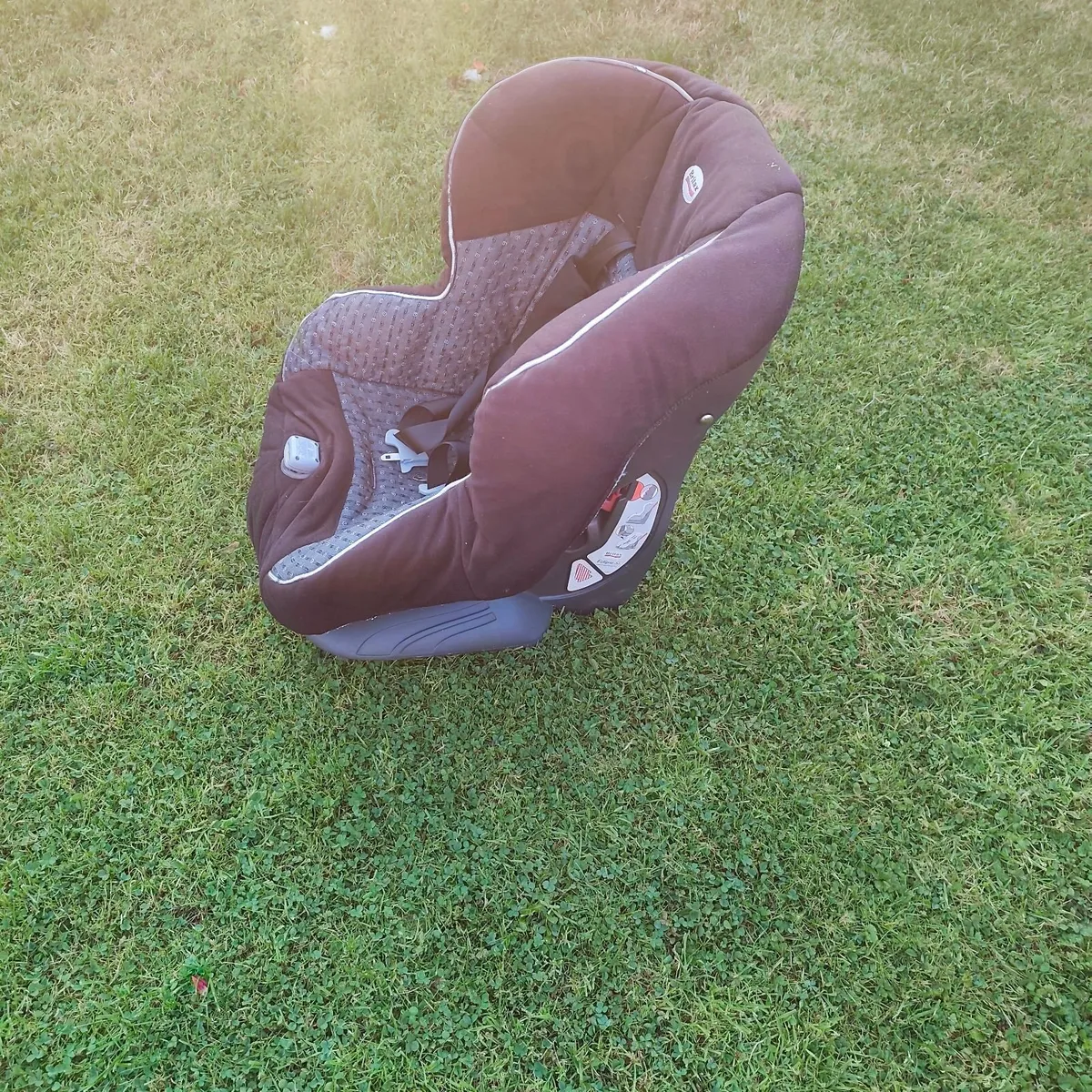 child's car seat - Image 1