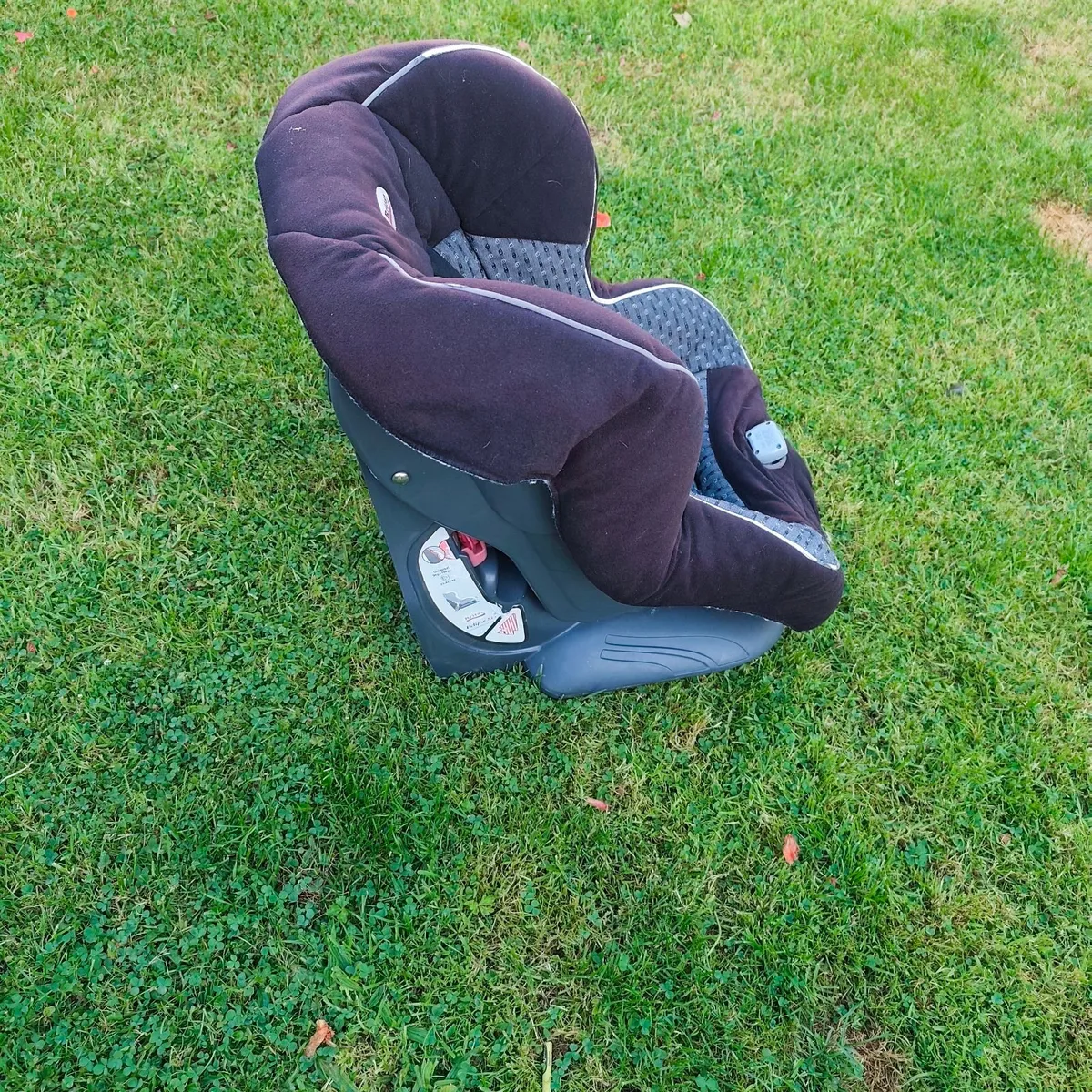child's car seat - Image 2