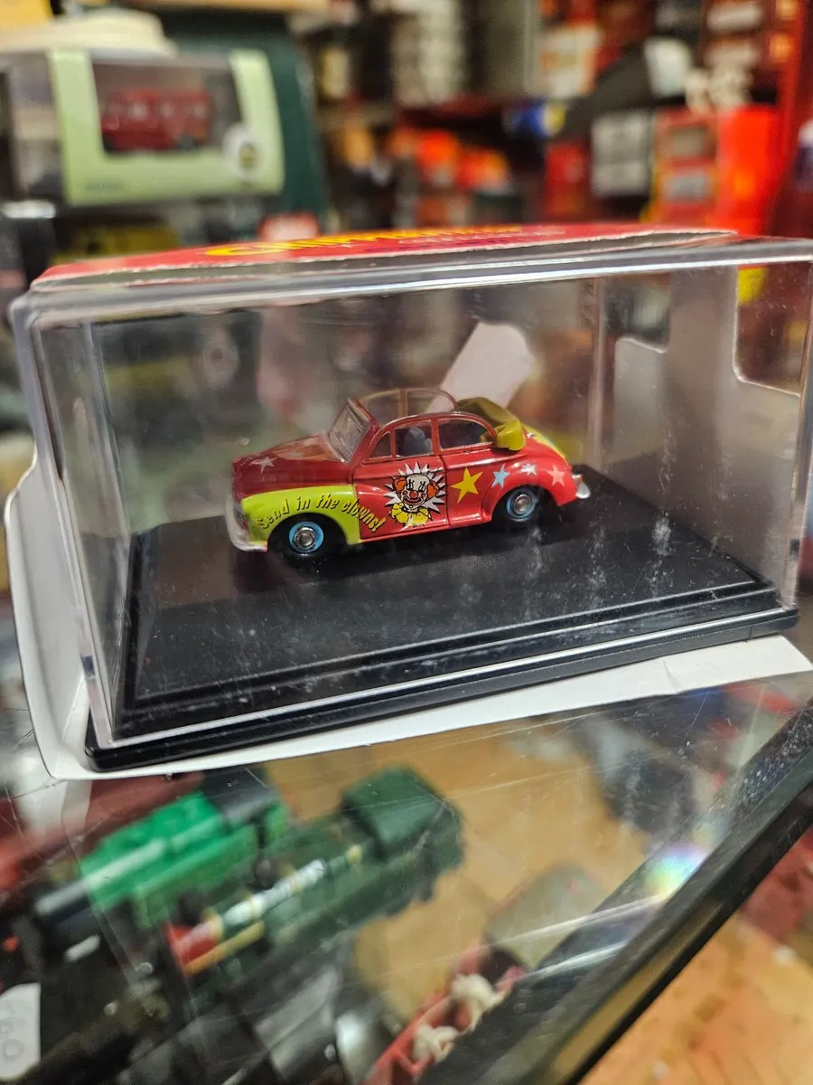 Corgi Oxford Chipperfields Circus Morris Minor
