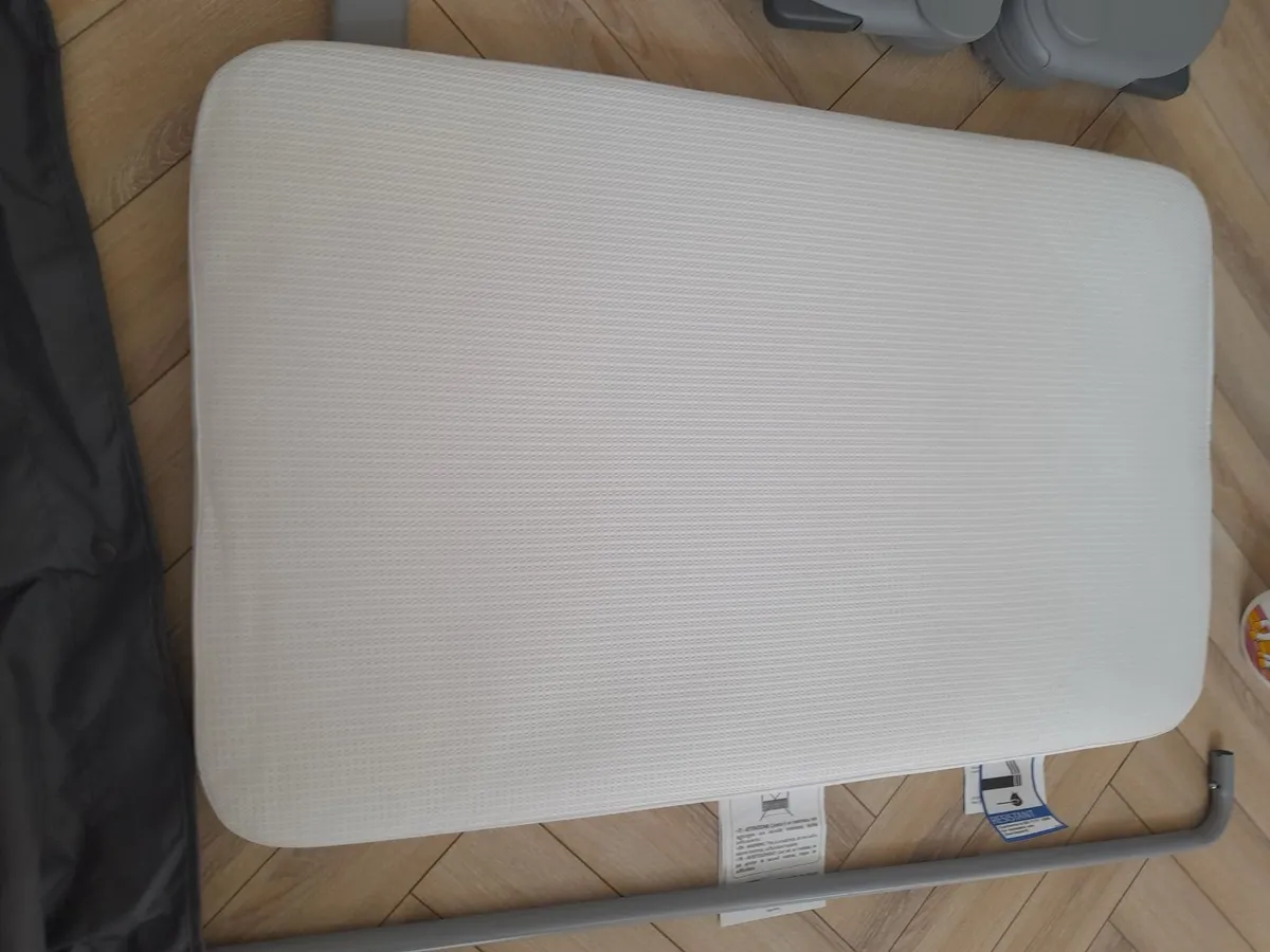 Chicco Next2me Magic Bedside Crib - Image 2