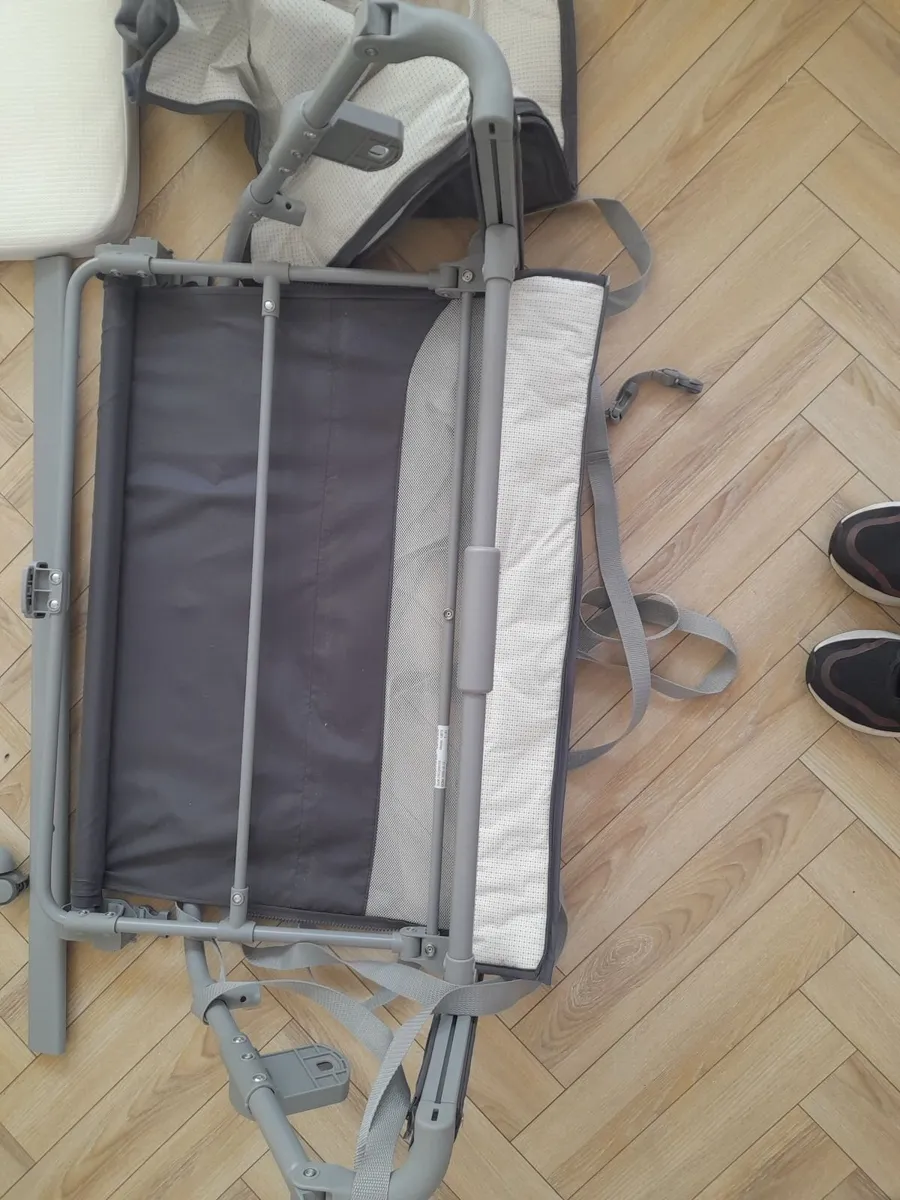 Chicco Next2me Magic Bedside Crib - Image 3