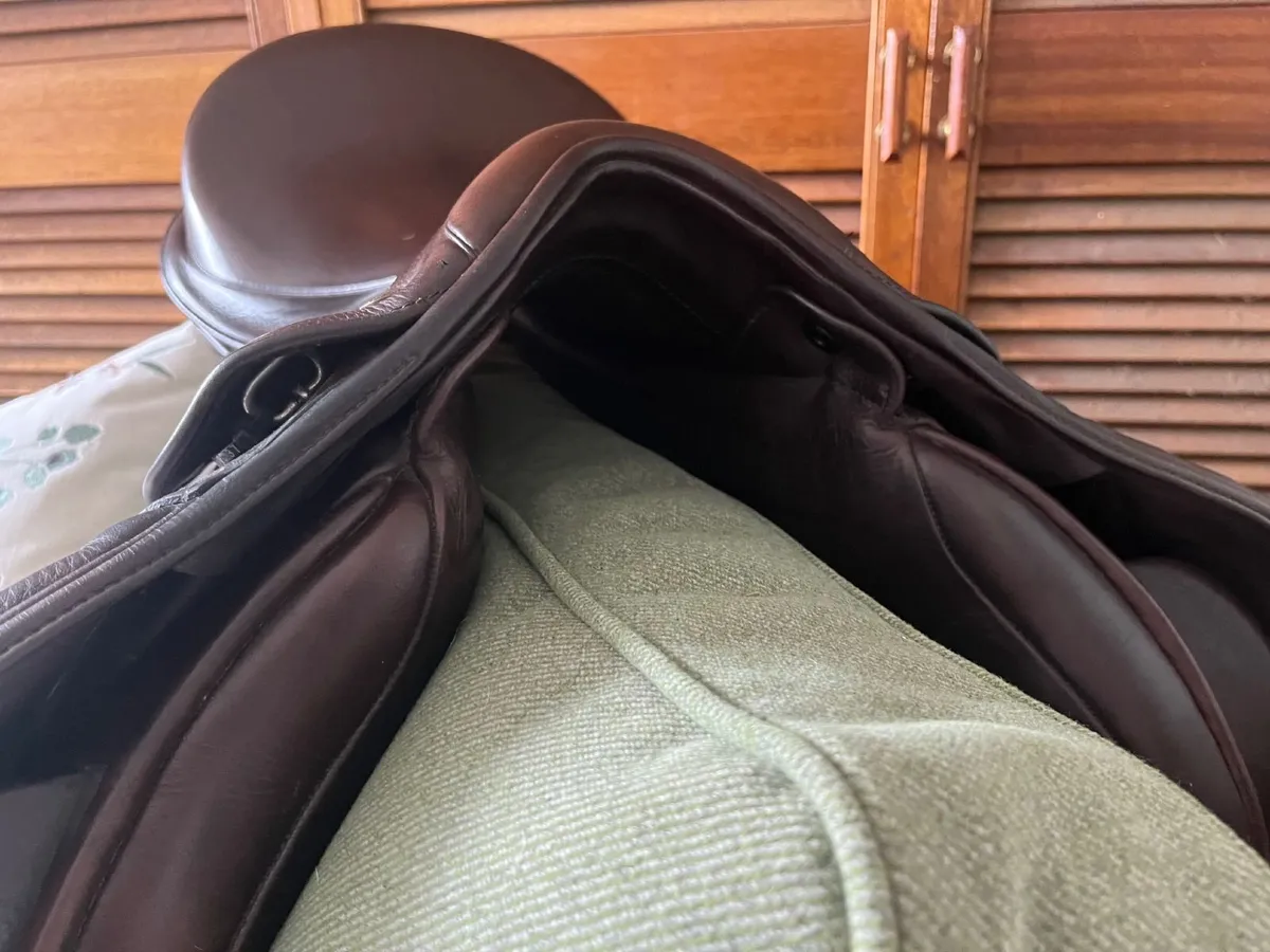 Fairfax wide 17 inch brown GP saddle - Image 3