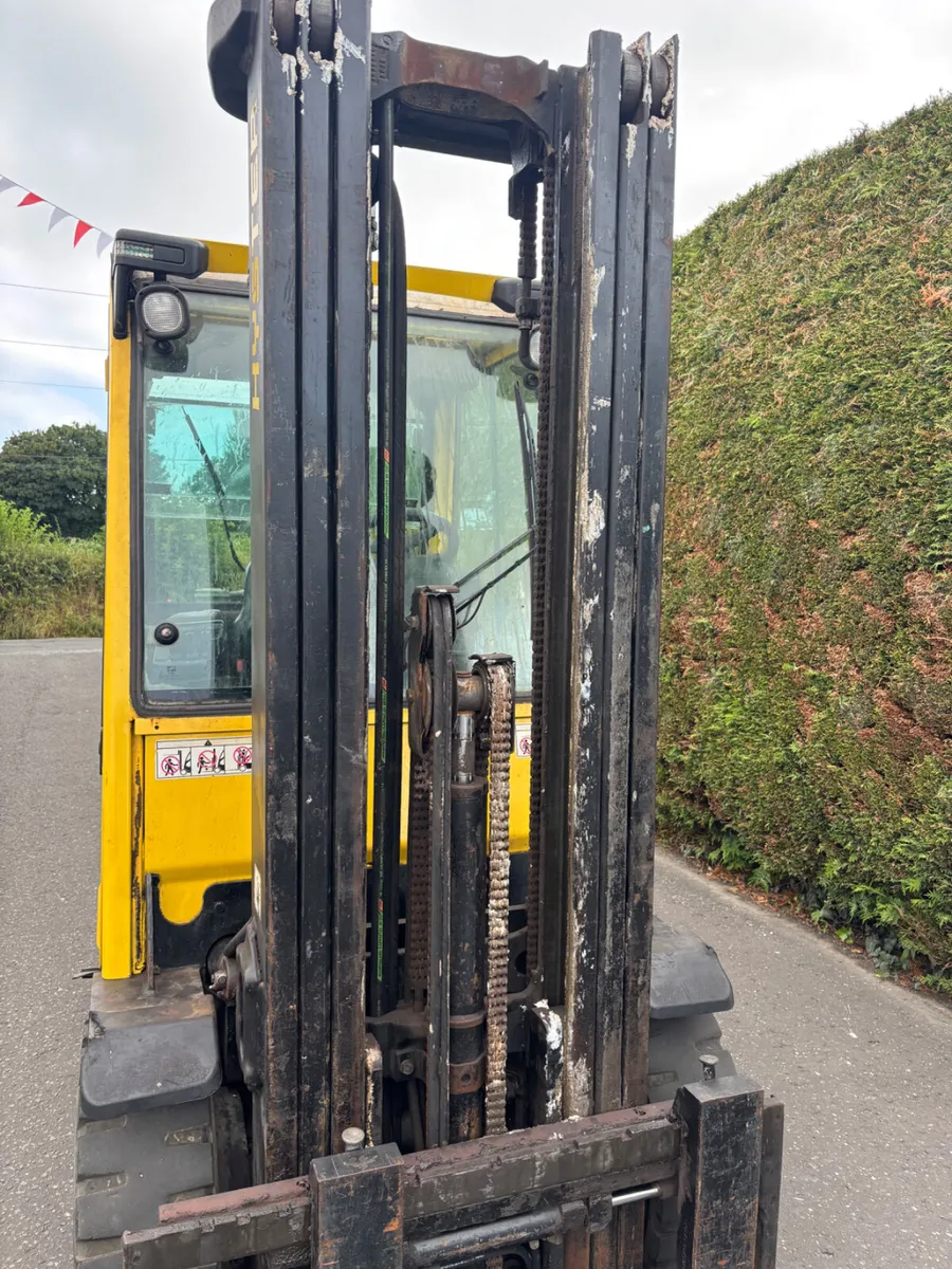 Cab Hyster 3 ton Diesel Forklift - Image 3