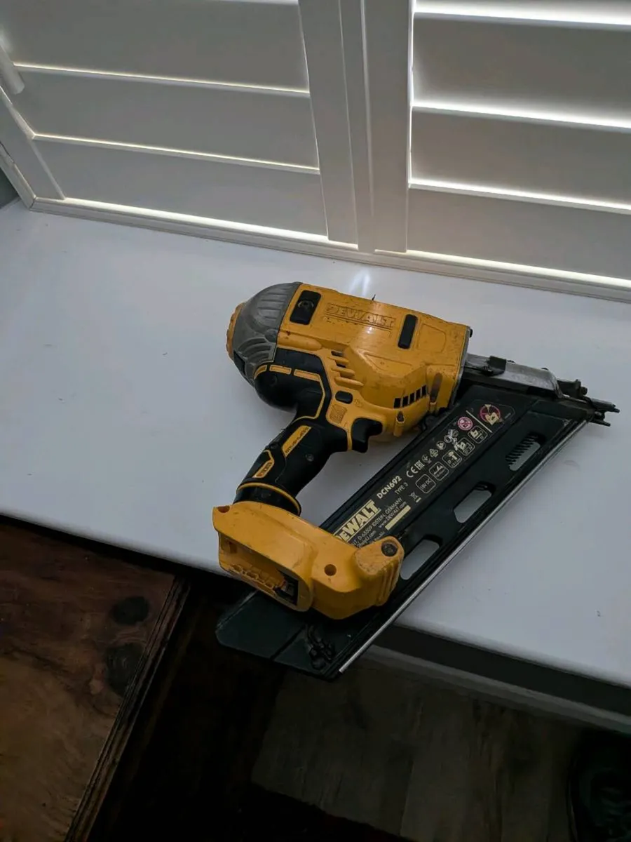 DeWalt 1st fix nail gun for parts - Image 3