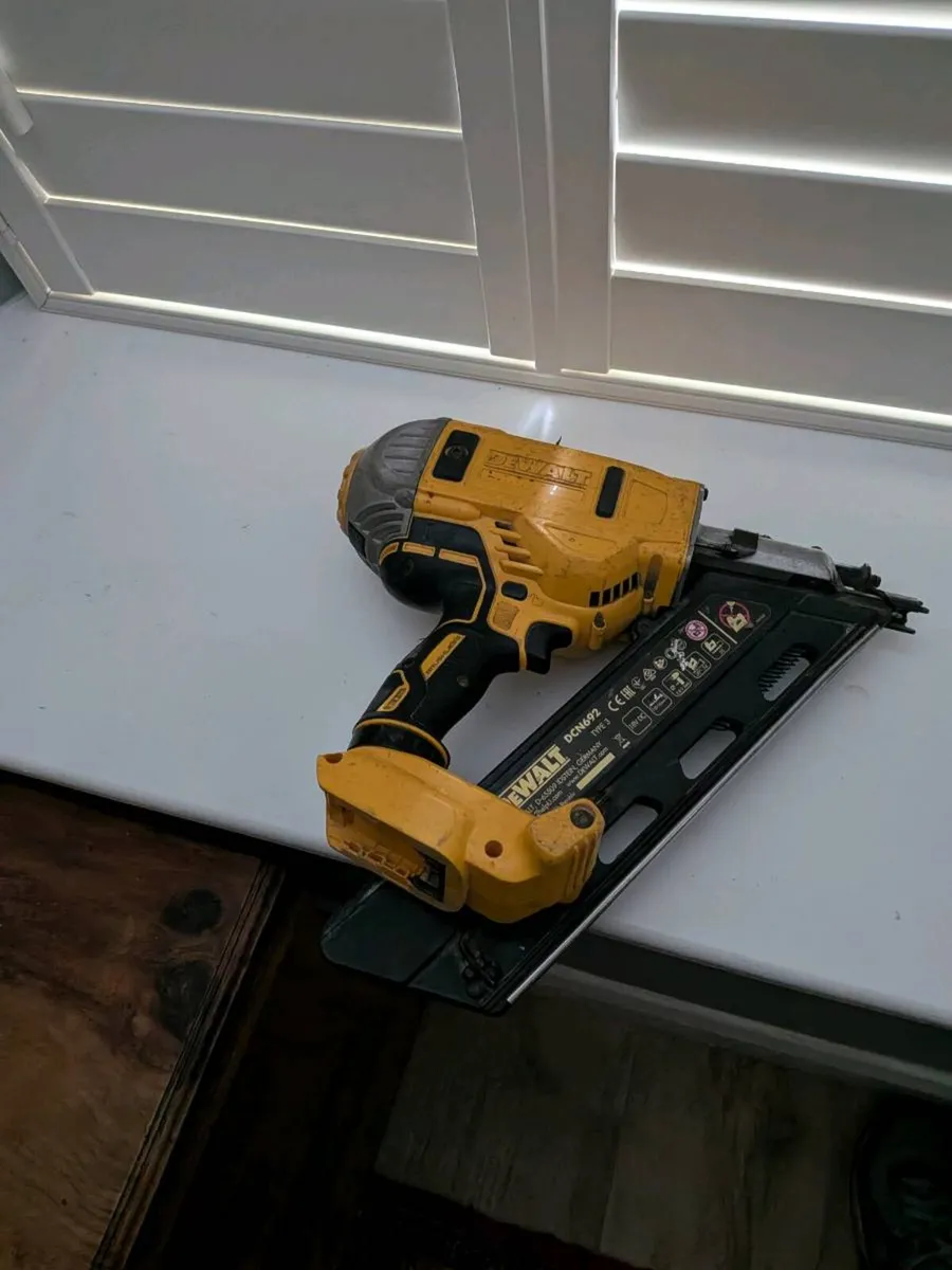 DeWalt 1st fix nail gun for parts - Image 2