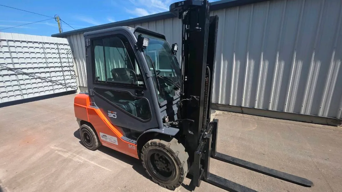 Toyota 3 tonne diesel forklift - Image 1