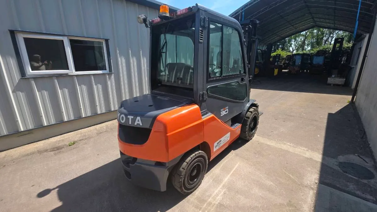 Toyota 3 tonne diesel forklift - Image 2
