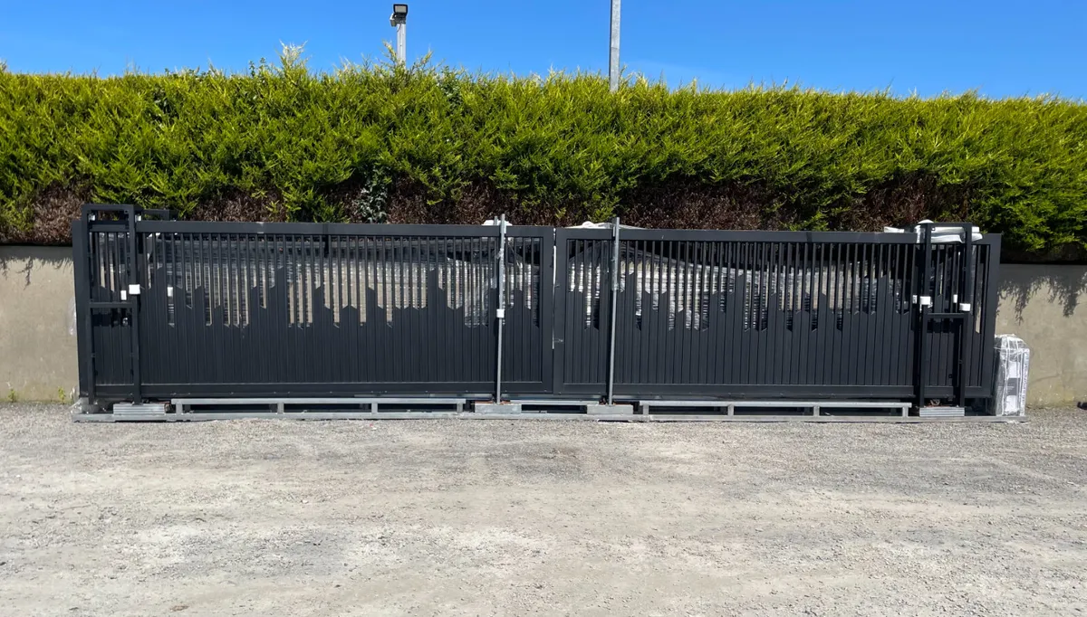 New 32ft Electric Sliding Gate **Online Auction** - Image 1