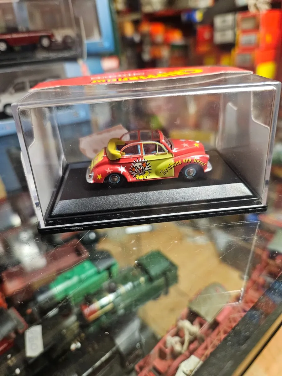 Corgi Oxford Chipperfields Circus Morris Minor