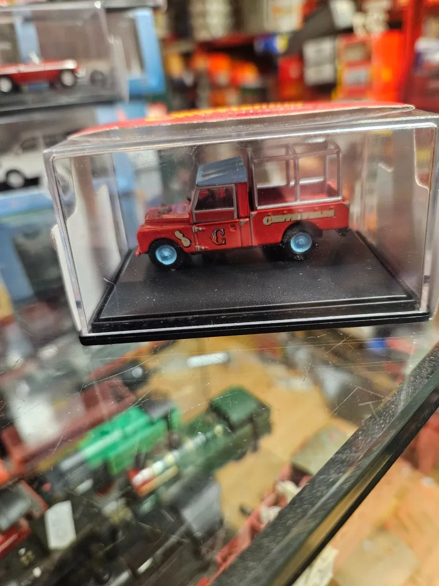Corgi Oxford Chipperfields Circus Landrover