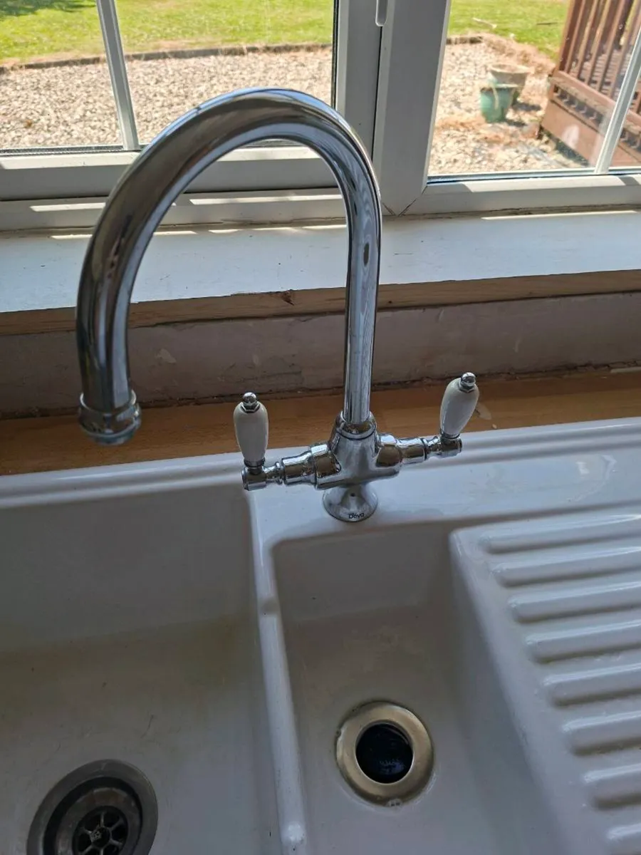 Sink and tap - Image 3