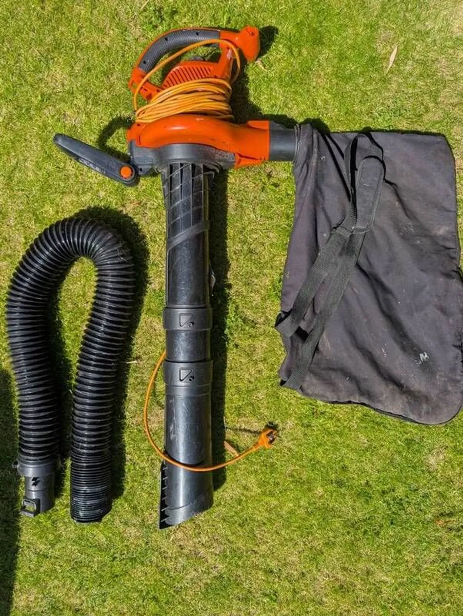Black & Decker GW3050 Vacuum, Blower & Mulcher (with attachments) - Image 1